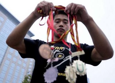 张国伟和张尚武，从网红到乞丐的人生分岔