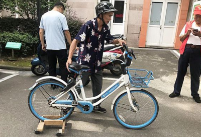 舟山业主志愿者自制“移车神器” 有了它移乱停放的车辆很轻松 
