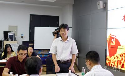 陈旭参加地学系教授林岩銮入党发展会
